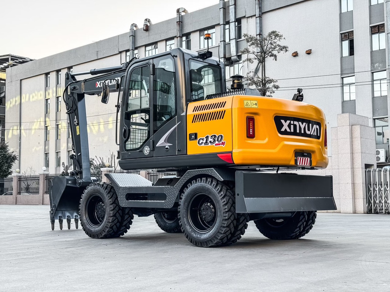 MÁY XÚC ĐÀO BÁNH LỐP XINYUAN C130 BÁN CHẠY NHẤT VIỆT NAM